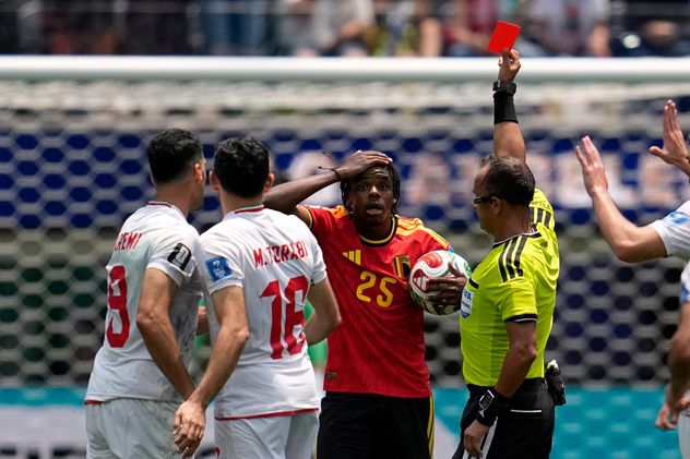 Darío Herrera, árbitro argentino, expulsó a  Nathan Ngoy de Bélgica en el segundo tiempo.