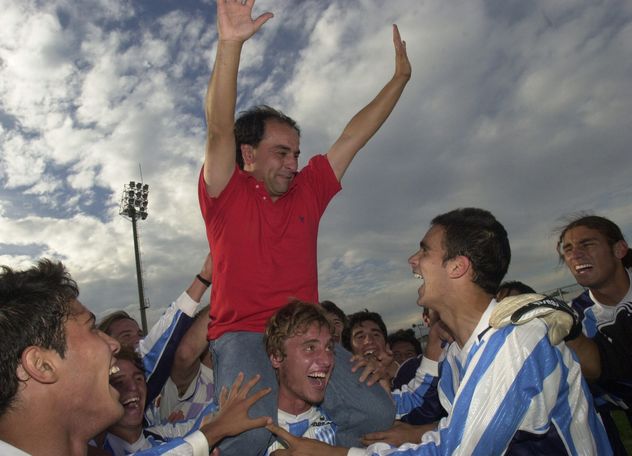Coleoni supo vivir momentos felices como DT de Racing. Acá festejando un título en la Liga Cordobesa en 2004.
