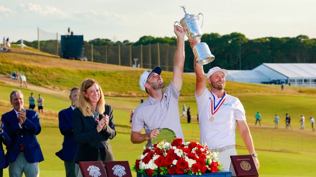 Wyndham Clark y el caddie David Pelekoudas celebraron en la ceremonia del torneo.