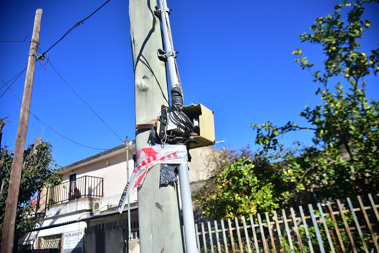 Caja de un poste eléctrico expuesto en barrio Corral de Palos.
Foto: Pedro Castillo / La Voz
