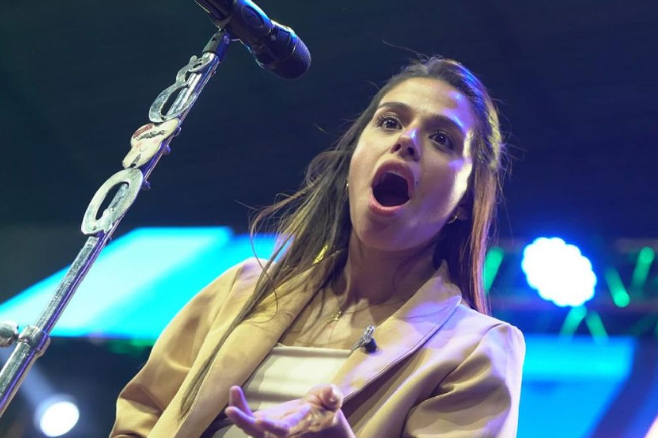 La posición elevada del micrófono ayuda a controlar el sonido y evitar saturaciones durante las canciones más intensas.