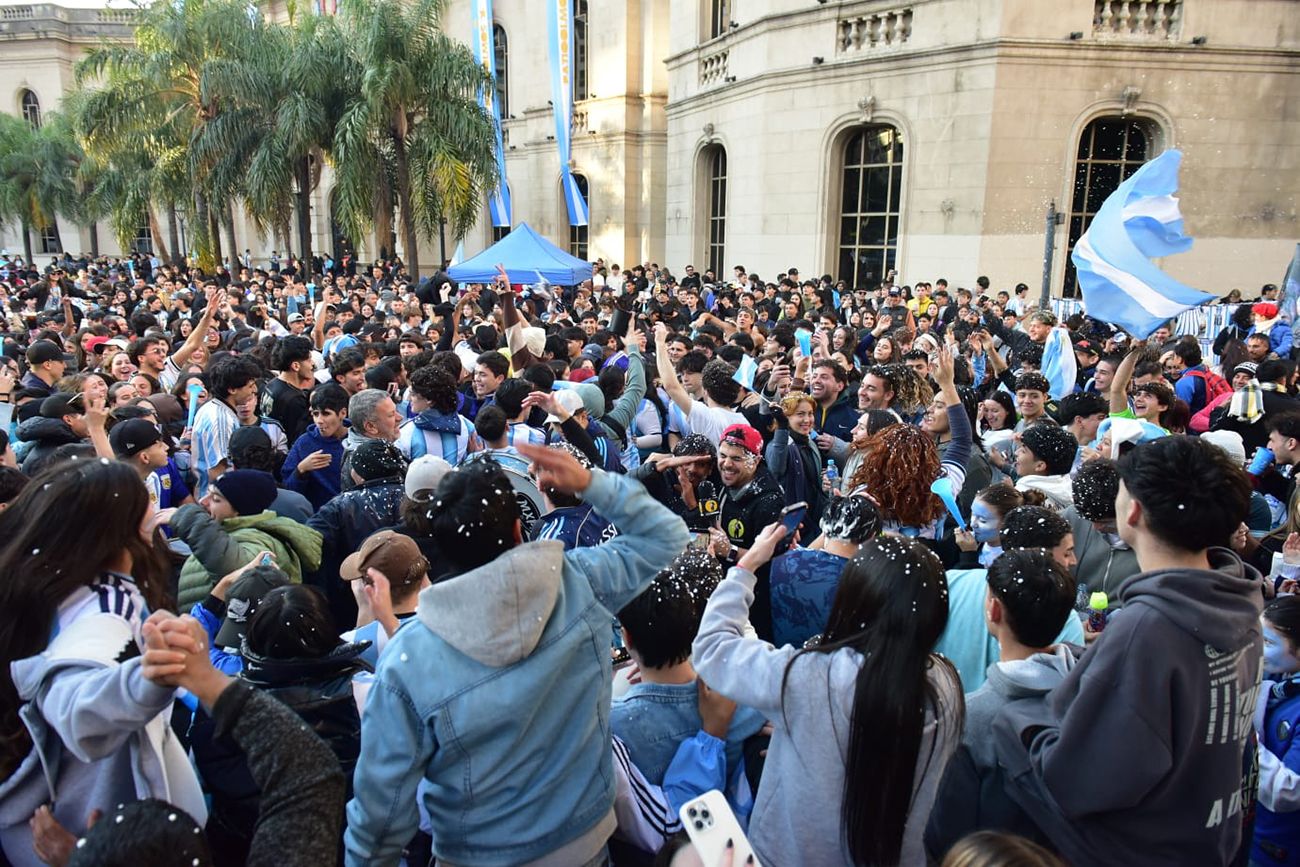 Festejos en Patio Olmos. Argentina ganó y se metió en 16avos de final.