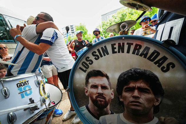 Muchos hinchas argentinos llegaron a Estados Unidos sin entradas para el Mundial y están dispuestos a pagar altas cifras en la reventa.