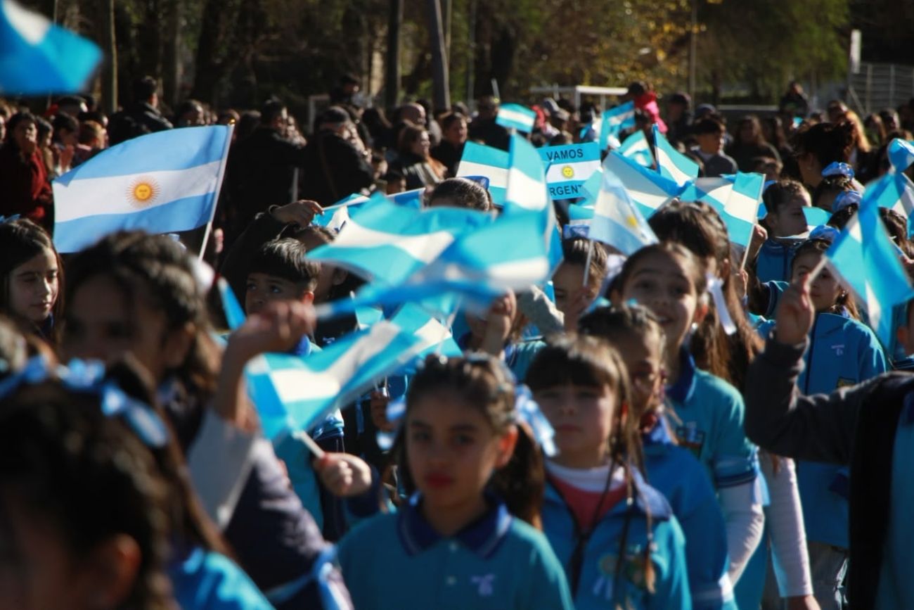 Alumnos de diferentes establecimientos educativos de la ciudad desfilaron frente a las familias congregadas en el Parque Dumesnil.