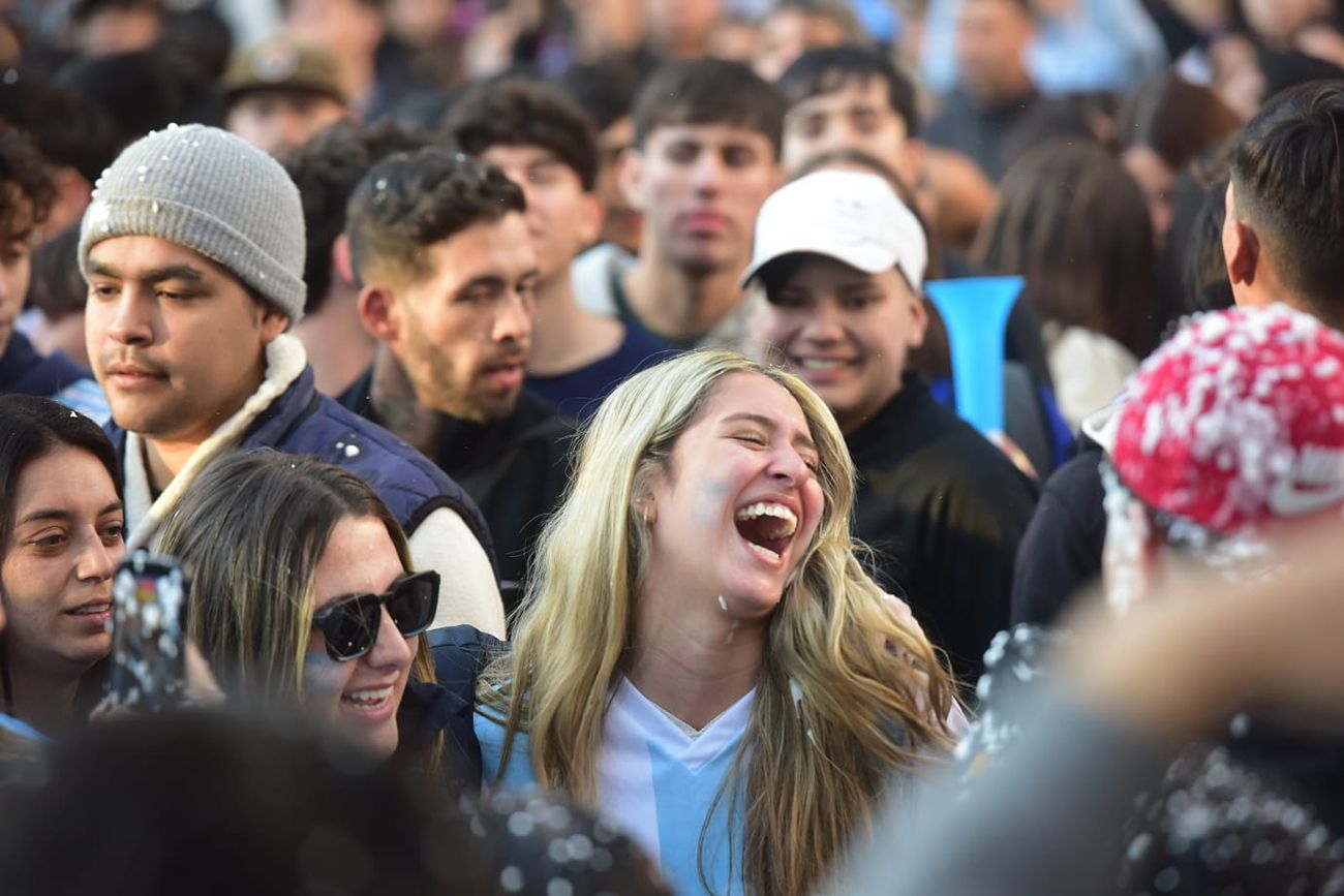 Festejos en Patio Olmos. Argentina ganó y se metió en 16avos de final.