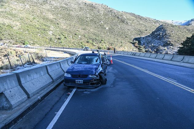 Fatal choque frontal en el Camino del Cuadrado: falleció el acompañante de una motocicleta.