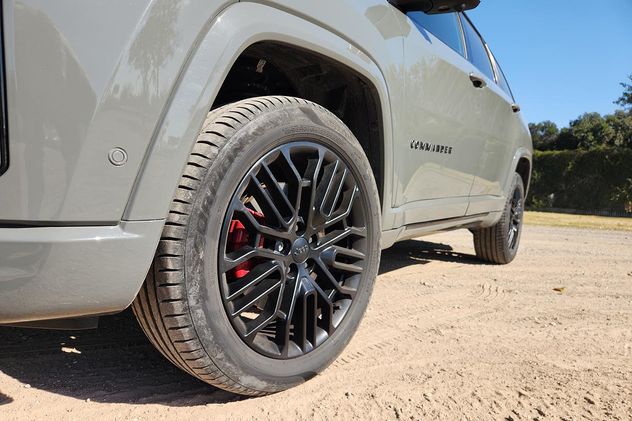La estética deportiva con la doble salida de escape, las llantas con neumáticos perfil bajo y la carrocería bitono lo posicionan como uno de los utilitarios deportivos (SUVs) familiares más bonitos del mercado.