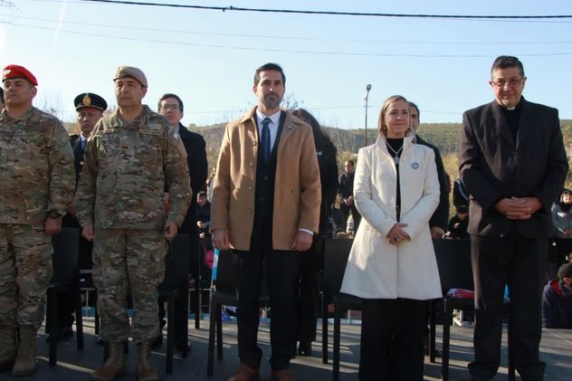 El intendente de La Calera, Fernando Rambaldi, encabezó el palco oficial junto a autoridades militares y miembros del Poder Legislativo.