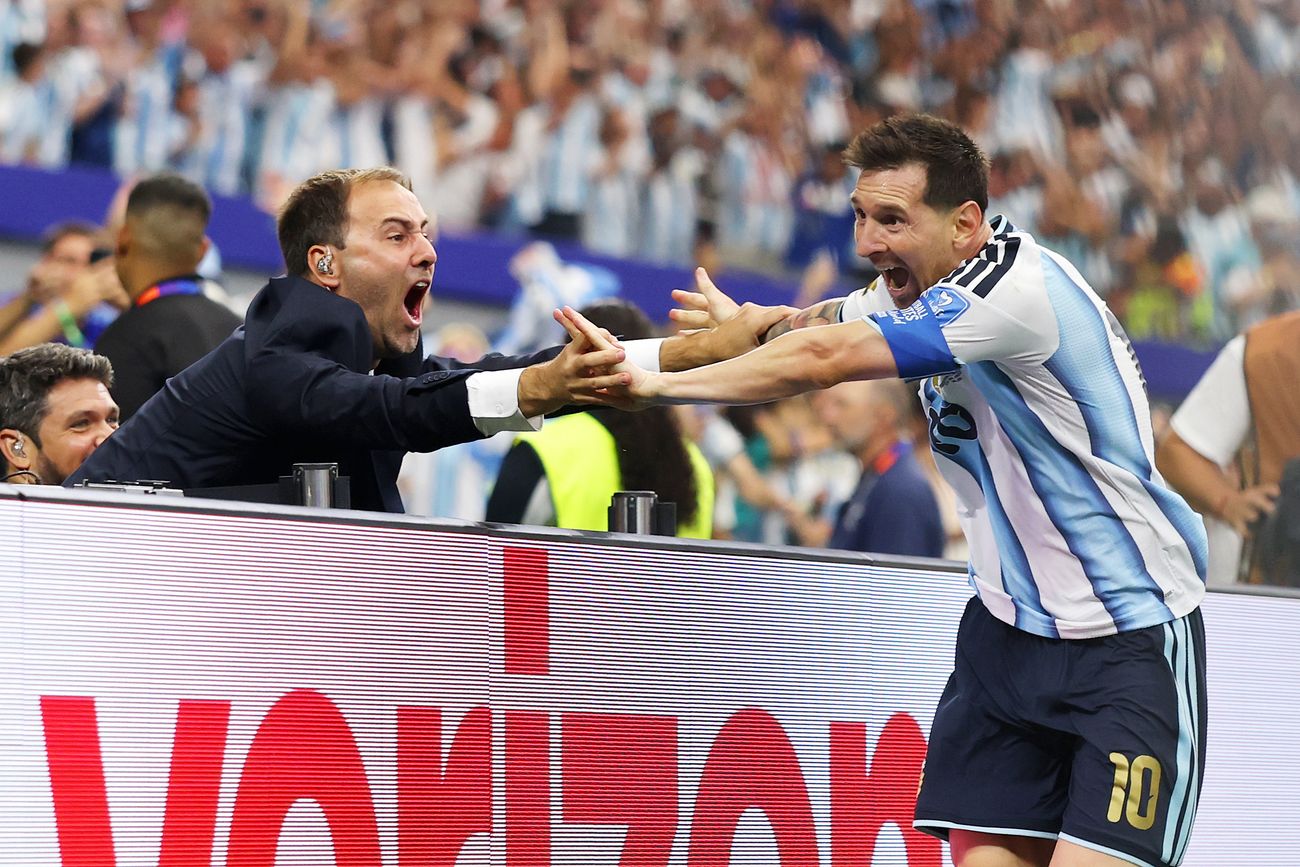 El periodista de TyC Joaquín Bruno junto a Messi.