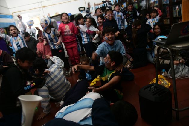 El Mundial se vivió este lunes en el aula en el Centro ducativo Dalmacio Vélez Sarsfield. (Ramiro Pereyra)