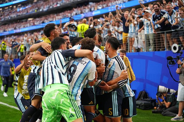Argentina ganó con goles de Messi y se metió en 16avos de final.