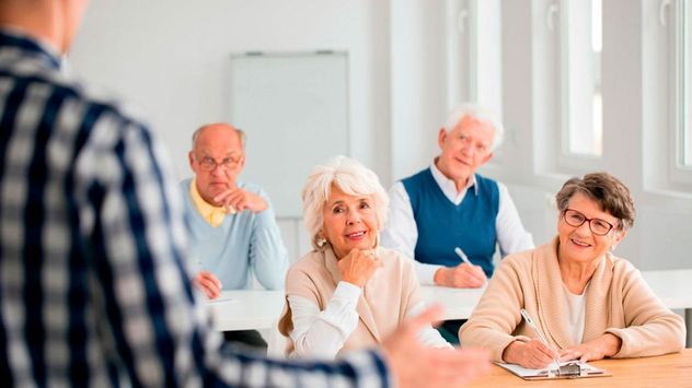 Actividades como aprender un idioma, tocar música, leer sobre temas nuevos o practicar juegos de estrategia ayudan a mantener el cerebro activo.