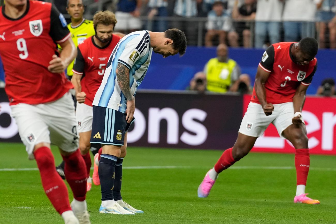 Lionel Messi falló un penal apenas iniciado el partido de Argentina ante Austria en Dallas. (AP)