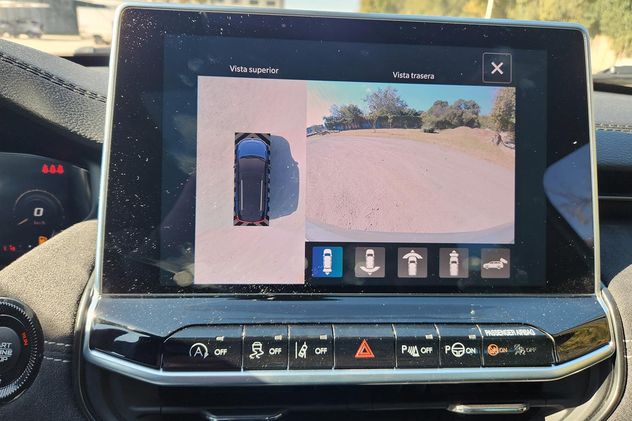 La central multimedia de 10,1” cuenta con el sistema Alexa integrada.