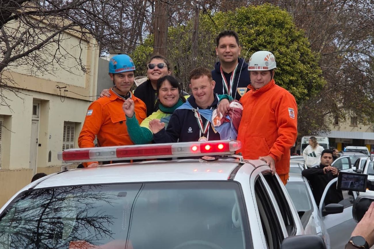 Jesús María recibió con caravana a su campeón mundial. Leo Seculini fue el {unico cordobés en la selección argentina de básquet para equipos con síndrome de Down. 