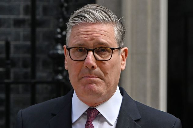 Renunció el primer ministro británico, Keir Starmer.