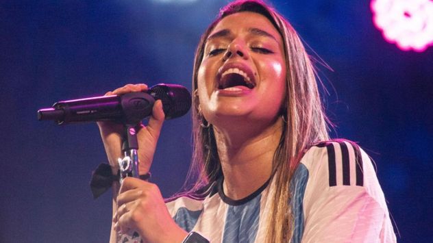 La posición elevada del micrófono ayuda a controlar el sonido y evitar saturaciones durante las canciones más intensas.