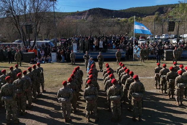 Los nuevos ingresantes de la Segunda División del Ejército Argentino realizaron su jura solemne de lealtad a la bandera nacional.