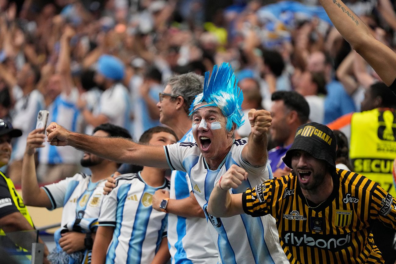 Argentina ganó con goles de Messi y se metió en 16avos de final.