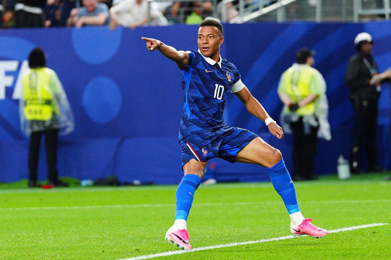 Kylian Mbappé marcó el primero y el segundo tanto de Francia ante Irak. (AP)