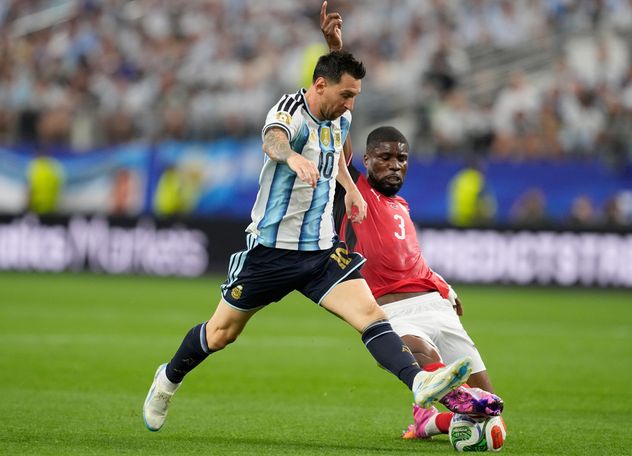 Messi abrió el marcador con un golazo.