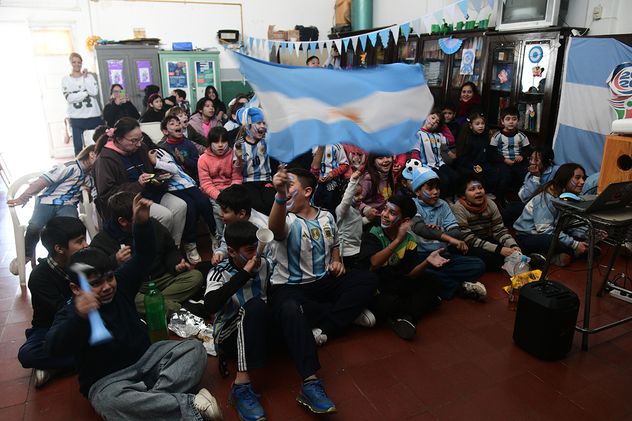 El Mundial se vivió este lunes en el aula en el Centro ducativo Dalmacio Vélez Sarsfield. (Ramiro Pereyra)