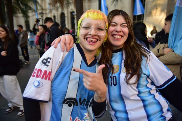 Festejos en Patio Olmos. Argentina ganó y se metió en 16avos de final.