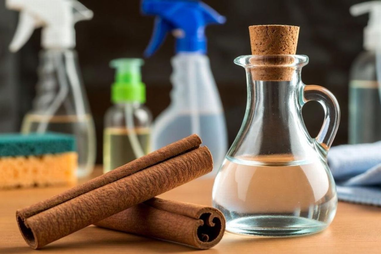 La mezcla de agua oxigenada y canela se popularizó como una alternativa casera para la limpieza y eliminación de olores en distintos ambientes.