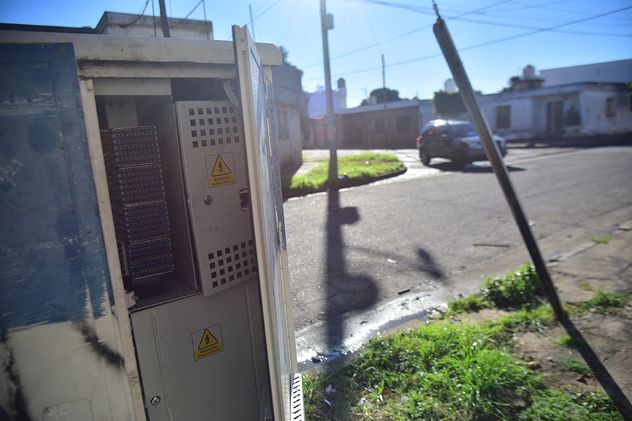 Caja medidor expuesta en barrio Corral de Palos.
Foto: Pedro Castillo / La Voz