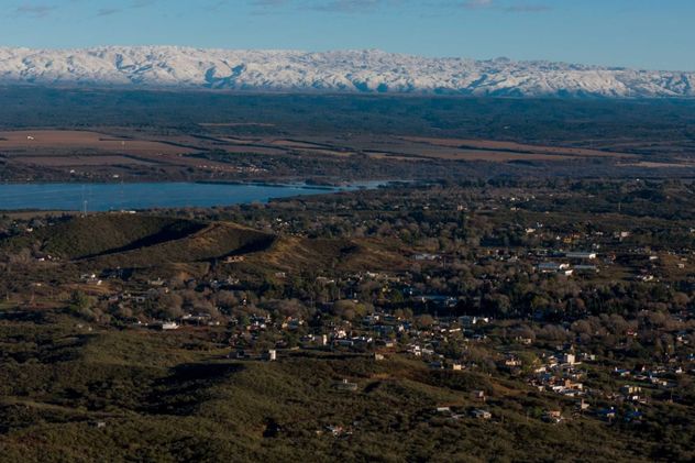Las sierras grandes nevadas desde la zona de Villa General Belgrano y Los Reartes.