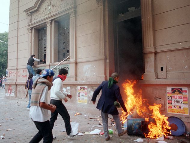 Un 23 de junio de 1995 se producía la quema Casa Radical en la explaza Vélez Sársfield de la ciudad de Córdoba.