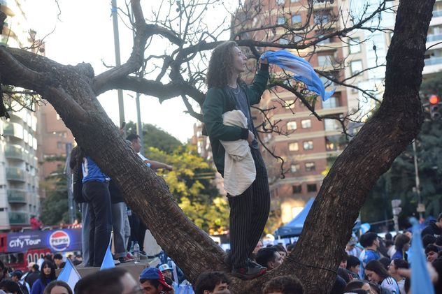 Festejos en Patio Olmos. Argentina ganó y se metió en 16avos de final.