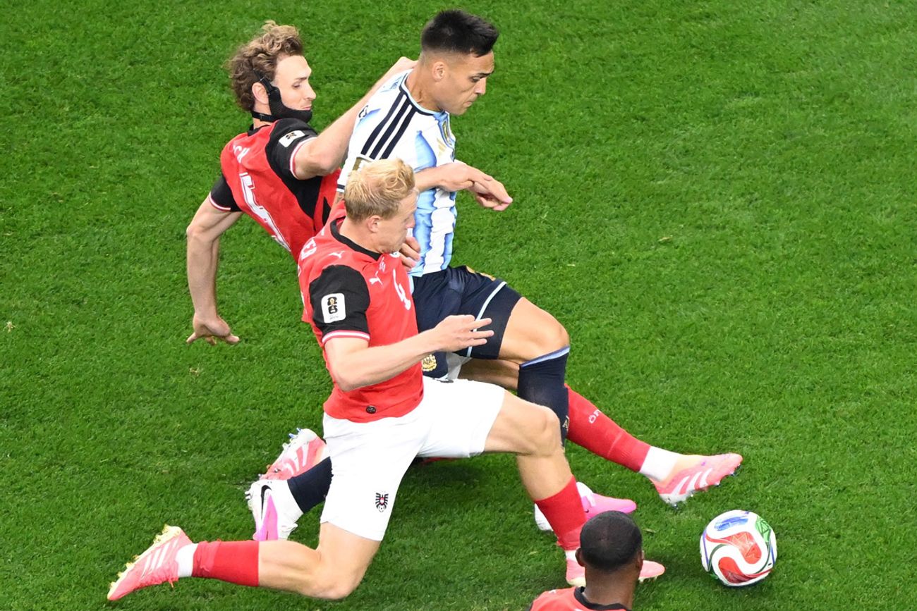 A Martínez lo bajaron dentro del área y fue penal. Luego Messi no pudo convertir.