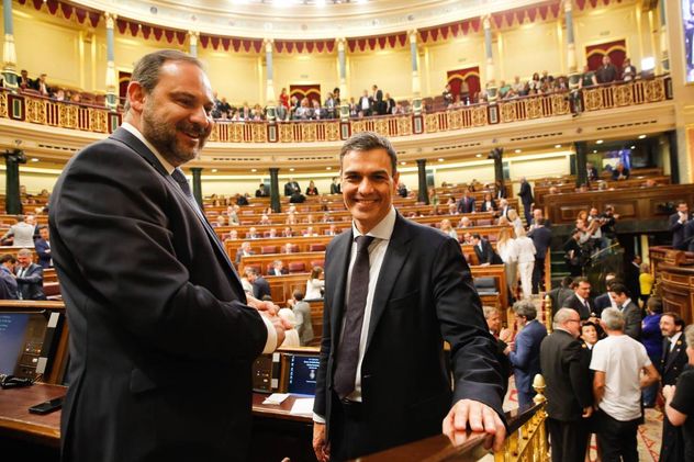 Archivo. El entonces secretario general del Partido Socialista, Pedro Sánchez (der.), y el secretario de Organización del partido, José Luis Ábalos (izq.), el 01/06/2018 en Madrid, España.