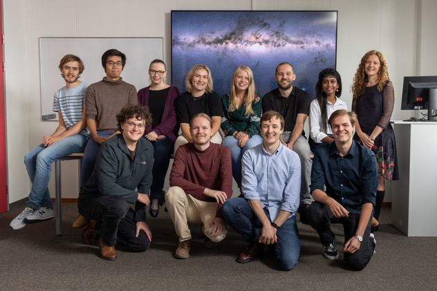 Amira Helmi con su equipo de investigación. 