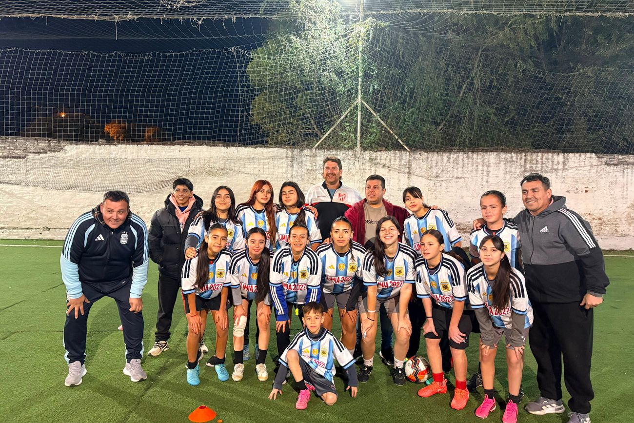 Limia salió a regalar camisetas con su nombre.
