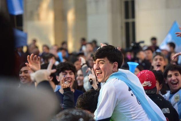 Festejos en Patio Olmos. Argentina ganó y se metió en 16avos de final.