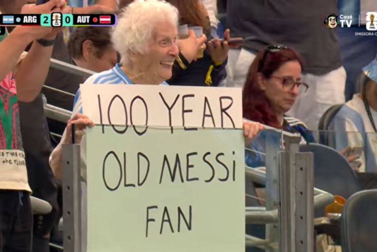 Pauline Kana ganó fama internacional por sus videos en redes sociales y por los carteles que lleva a los partidos de Lionel Messi.