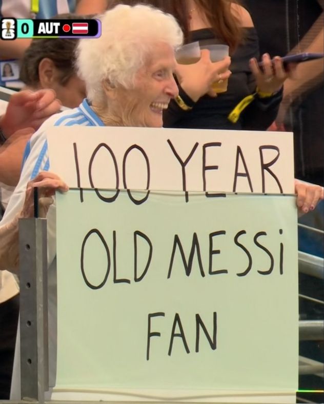 Pauline Kana ganó fama internacional por sus videos en redes sociales y por los carteles que lleva a los partidos de Lionel Messi.