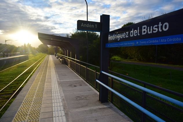 El tren de las Sierras en la estación Rodríguez del Busto, en la vía que conecta Valle Hermoso con la ciudad de Córdoba.