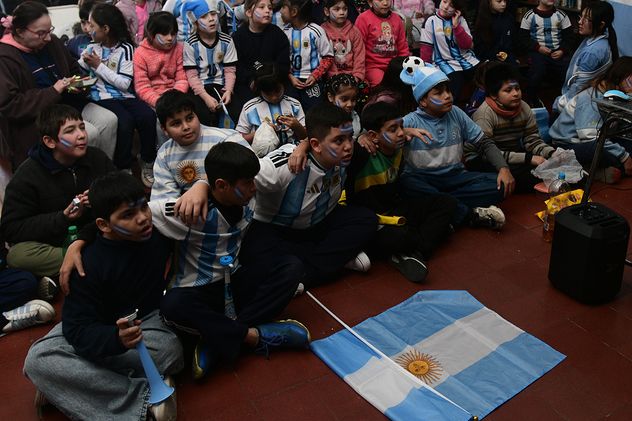 El Mundial se vivió este lunes en el aula en el Centro ducativo Dalmacio Vélez Sarsfield. (Ramiro Pereyra)