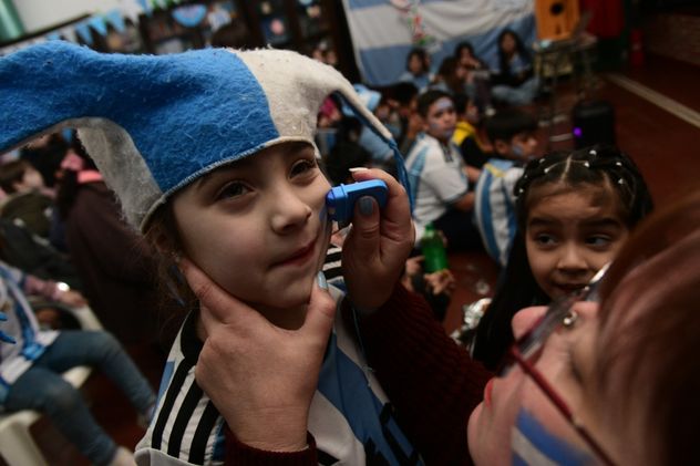 El Mundial se vivió este lunes en el aula en el Centro ducativo Dalmacio Vélez Sarsfield. (Ramiro Pereyra)