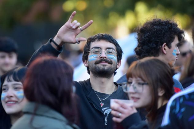 Festejos en Patio Olmos. Argentina ganó y se metió en 16avos de final.