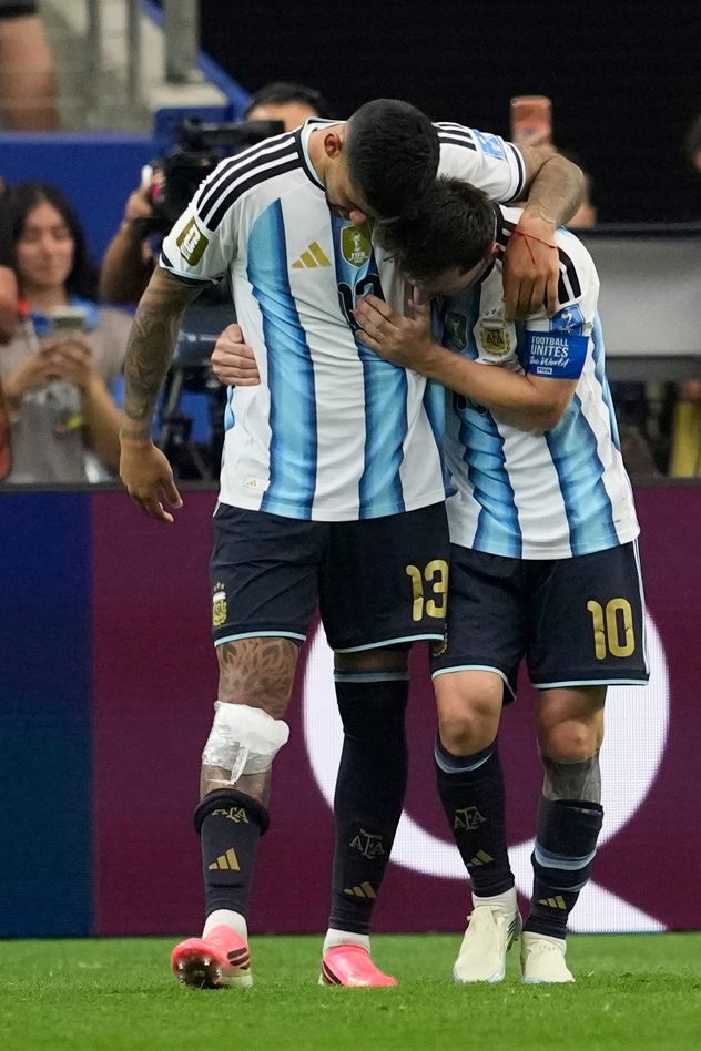 Cuti Romero junto a Messi.