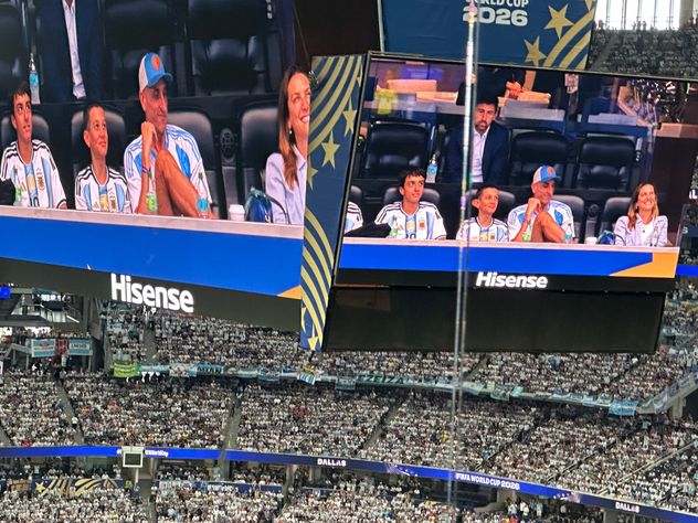 Manu Ginóbili y su familia, presente en el estadio de Dallas alentando a la selección ante Austria en el Mundial. 