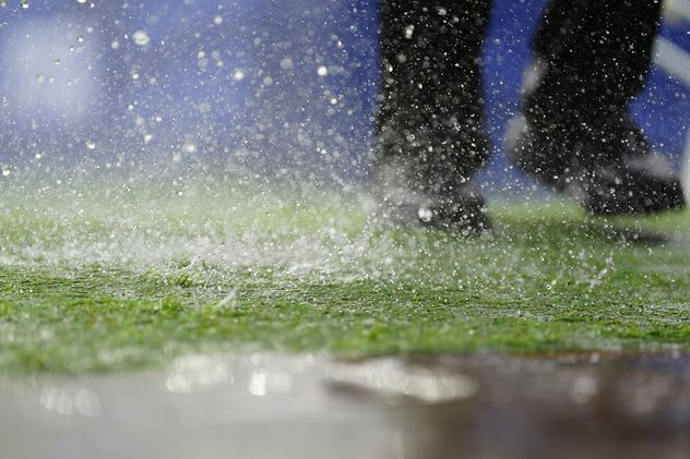 Por la intensa lluvia se detiene el juego durante el partido de fútbol del Grupo I de la Copa Mundial entre Francia e Irak en Filadelfia.