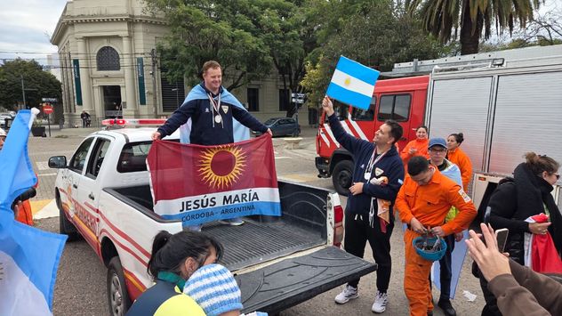 Jesús María recibió con caravana a su campeón mundial. Leo Seculini fue el {unico cordobés en la selección argentina de básquet para equipos con síndrome de Down.