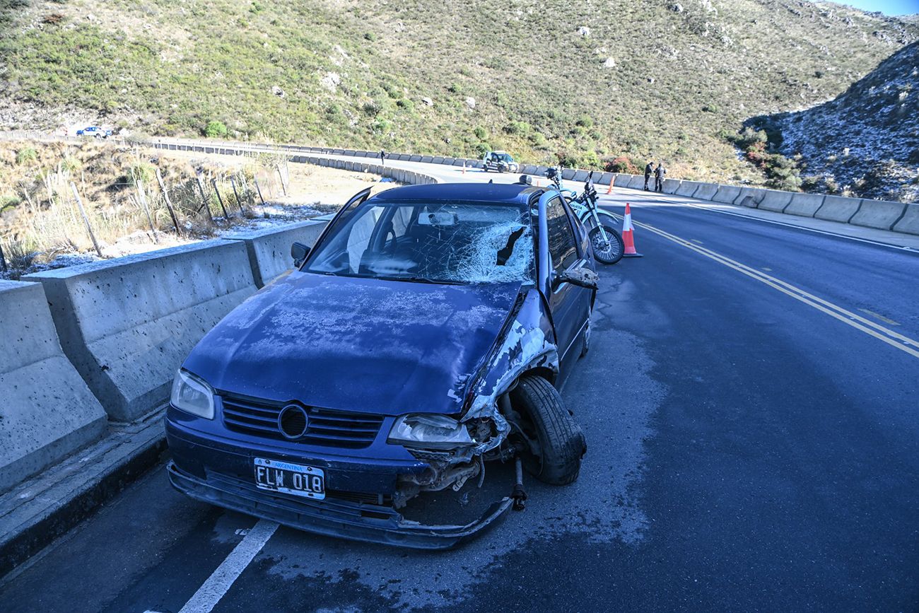 Fatal choque frontal en el Camino del Cuadrado: falleció el acompañante de una motocicleta.