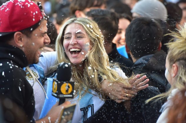 Festejos en Patio Olmos. Argentina ganó y se metió en 16avos de final.