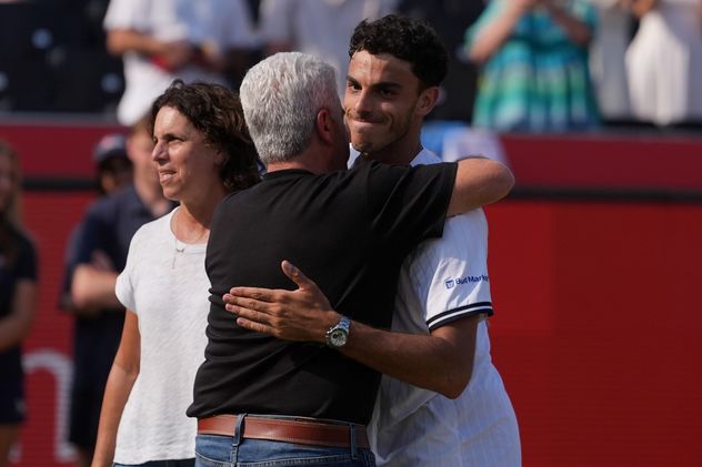 "Fran" Cerúndolo y el abrazo con su padre, que por fin pudo viajar para verlo jugar fuera de Argentina.